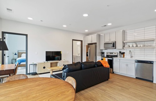Lockerbie Square Apartment | Cozysuites on Mass With Garage Parking 9
