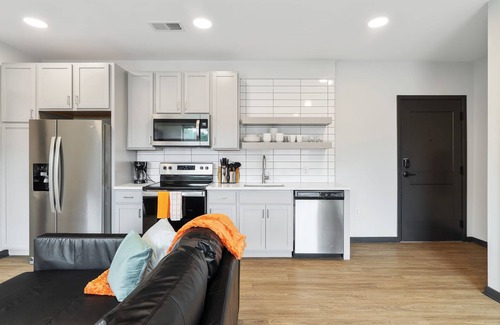 Lockerbie Square Apartment | Cozysuites on Mass With Garage Parking 9