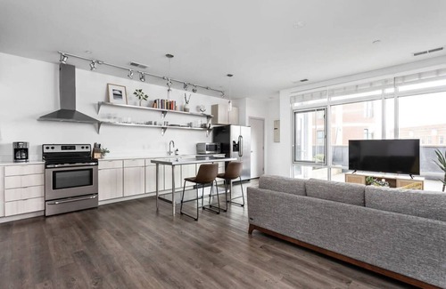 Lockerbie Square Apartment | Cozysuites on Mass With Garage Parking 9