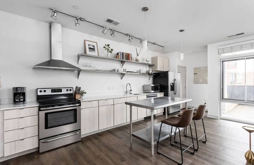 Lockerbie Square Apartment | Cozysuites on Mass With Garage Parking 11