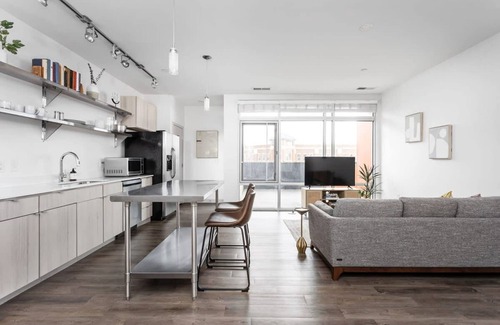 Lockerbie Square Apartment | Cozysuites on Mass With Garage Parking 3