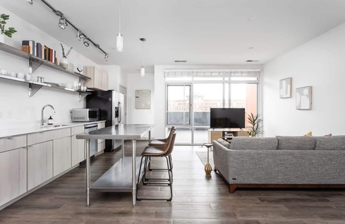 Lockerbie Square Apartment | Cozysuites on Mass With Garage Parking 18