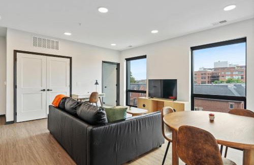 Lockerbie Square Apartment | CozySuites on Mass with garage parking #11
