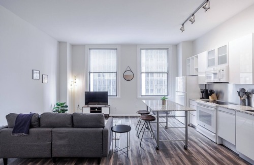 Downtown Cincinnati Apartment | CozySuites - Sky Central