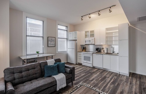 Downtown Cincinnati Apartment | CozySuites - Sky Central