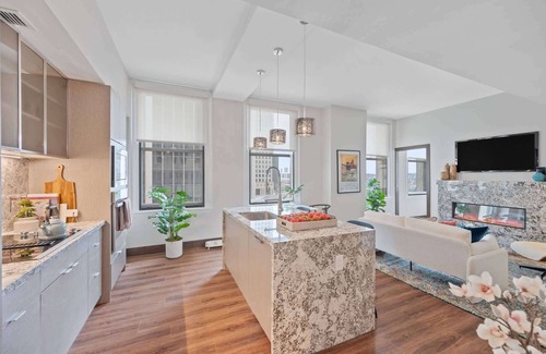 Downtown Cincinnati Apartment | CozySuites - Sky Central