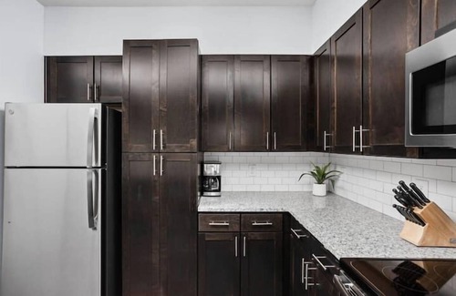Indianapolis Apartment | CozySuites Stunning 4BR near WholeFoods