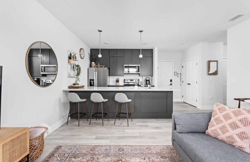 Meridian-Kessler Apartment | CozySuites Stylish 2BR at Meridian Kessler