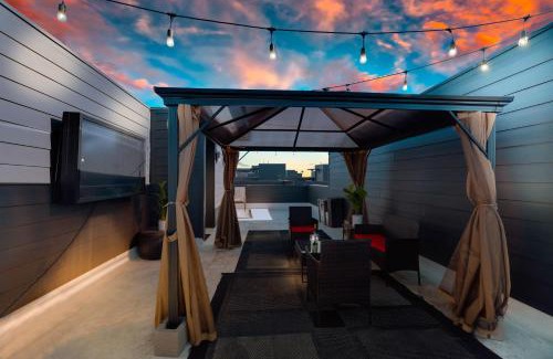Old East Dallas House | CozySuites Uptown 3BR King Beds Skyline View
