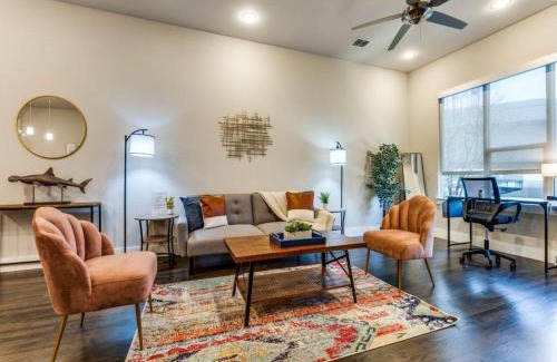 Old East Dallas House | CozySuites Uptown 3BR King Beds Skyline View