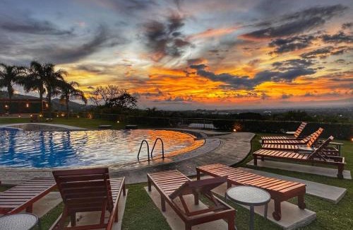 Santa Ana Apartment | CR MARIPOSA RENTALS Comfortable penthouse, AC, pool, gym, tennis