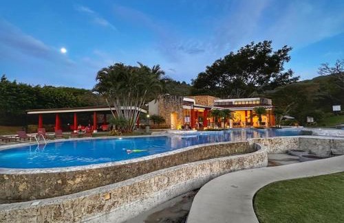 Santa Ana Apartment | CR MARIPOSA RENTALS Mountain view near pool