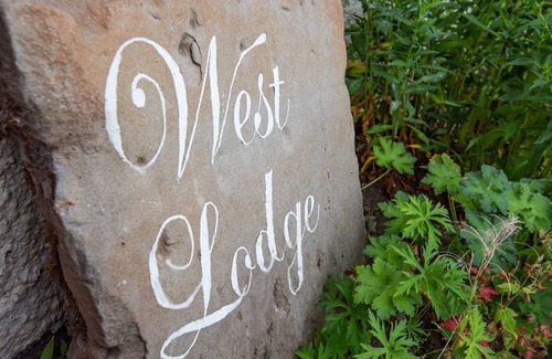 Kelso Cottage | CRAILING WEST LODGE - sleeps 2 guests in 1 bedroom