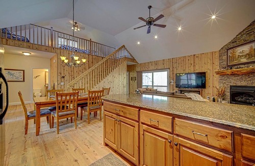 Blairsville Cabin | Creek front Cabin with 1000 sq foot GAME ROOM and Hot Tub