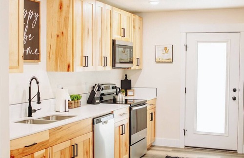 McCammon House | Creekside Cabin Ponderosa-stay with views near Lava