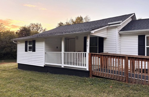 Maryville Cottage | Creekside Cottage: Private, Peaceful, Cozy Escape, Pet Friendly