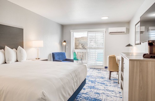 Cambria Hotel | Creekside Inn