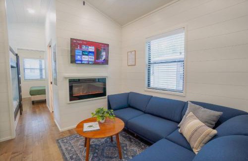 Pittman Center House | Creekside Modern Tiny Home - Firepit - Racoon Cabin