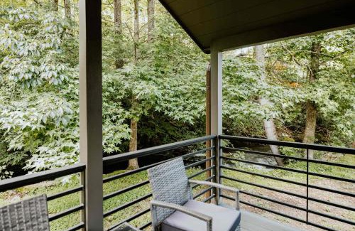 Pittman Center House | Creekside Modern Tiny Home - Firepit - Racoon Cabin