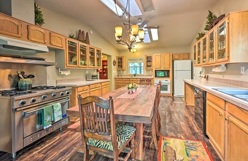 Payson Cottage | Creekside Payson Cabin w/Deck - Near Hiking!