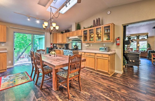 Payson Cottage | Creekside Payson Cabin w/Deck - Near Hiking!