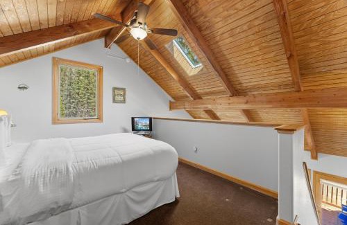 Fall River Estates Apartment | Creekside Suites 18 by Estes Park Condos