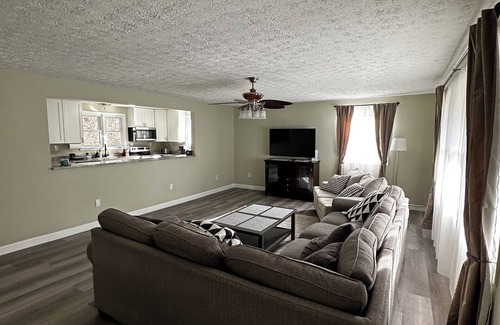 Newcomb House | Creekview retreat