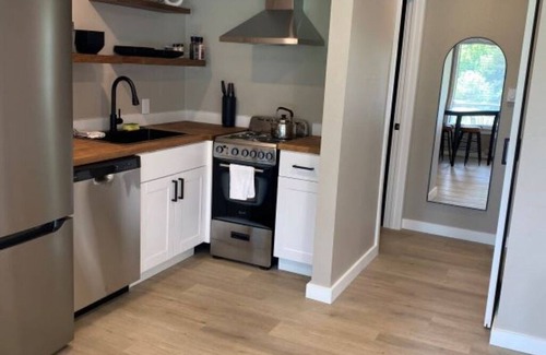 Quincy Condo | Crescent Bar Condo: On the river with Pool, Gorge shuttle/Wineries, AC