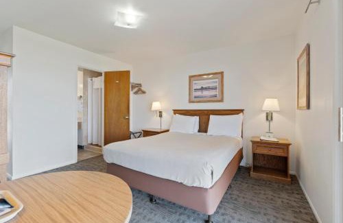 Bertsch-Oceanview Hotel | Crescent Beach Motel