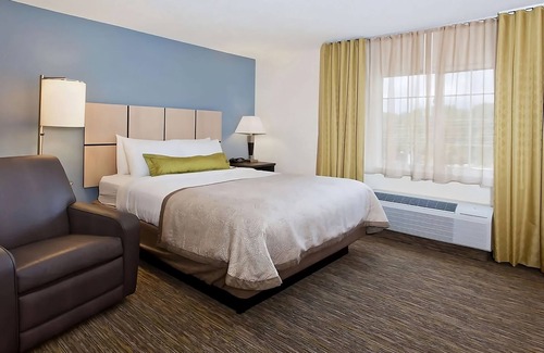 Ashley Oaks Hotel | Crescent Bend House & Gardens Tour! Pets Allowed! FREE Parking & Laundry!