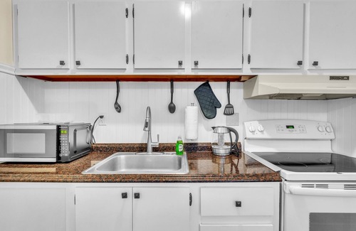 Central Manchester Apartment | Crested One Place - with Free Parking, Heat & AC