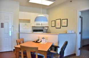 East Syracuse Hotel | Cresthill Suites Syracuse