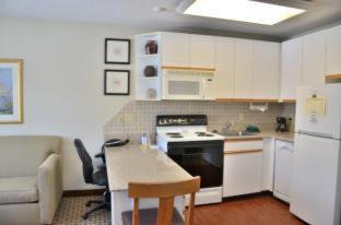 East Syracuse Hotel | Cresthill Suites Syracuse