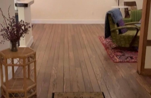 Creston Apartment | Creston,BC-Vintage Vacation SuitenCozy 2 bedrms. in town 1 Week-25%, 1 Month-40%