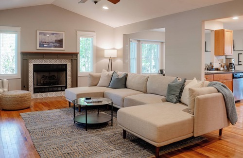 Harbert Cottage | Crestview Cottage - Hot Tub - 3 Bedroom 2 Bath - 3 Minutes to Beach