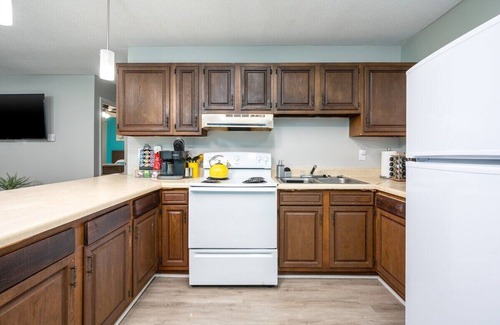 Pineville Apartment | Crew Ready 3 TVs Kitchen Parking W/D King Bed