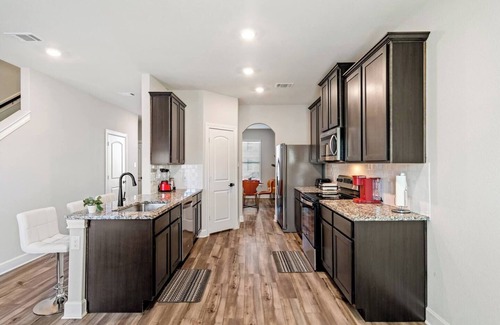 John T White House | Crew-Ready Stay Private BRs w/TVs Parking