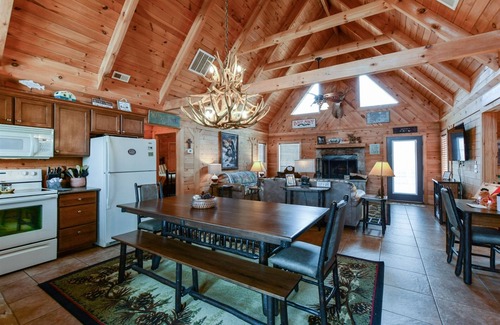 Branson Cedars Cabin | Cricket Creek Cabin awaits you | 3 Bed, 2 Bath