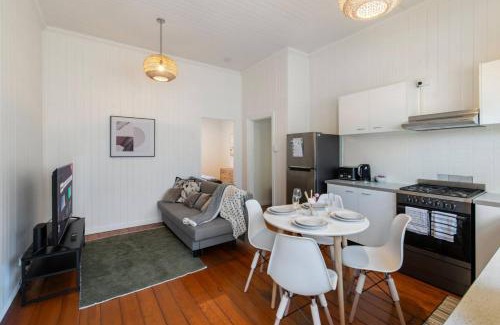 East Brisbane House | Cricket Fans Choice 2BR Walk to Gabba and Ferry