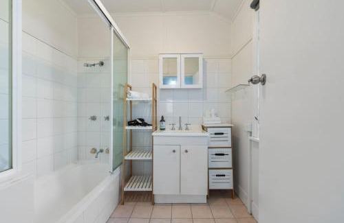 East Brisbane House | Cricket Fans Choice 2BR Walk to Gabba and Ferry