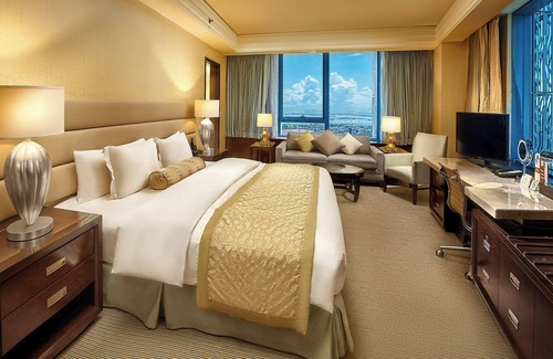 Alabang Hotel | Crimson Hotel Filinvest City Manila