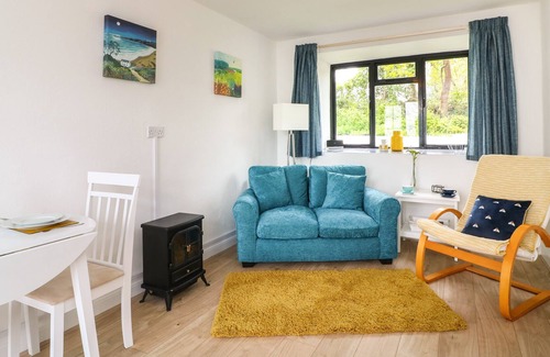 Whimple Cottage | CRISPIN COTTAGE, pet friendly, country holiday cottage in Whimple