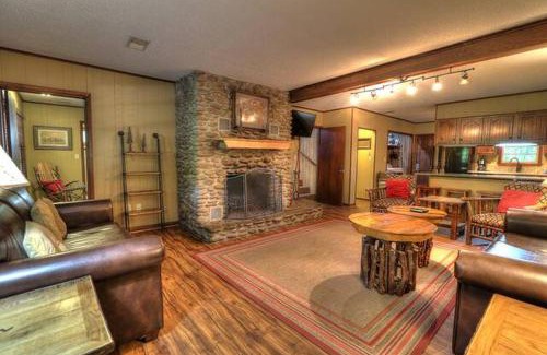 Pittman Center House | Crockett's Coonskin Cabin #540