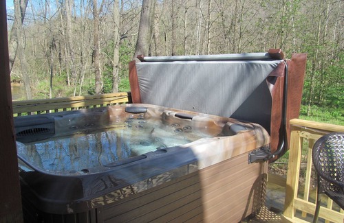 Logan Cabin | Crooked Creek Oasis -Little cabin on the creek -Hocking Hills area
