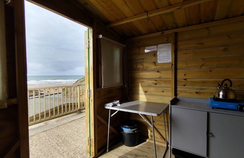 Bude House | Crooklets Reach walk to the Beach, Free Use of Private Beach Hut at the Sea Pool