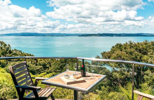 Omiha House | CrossTrees Chalet - Seaview - Waiheke Holiday Unit