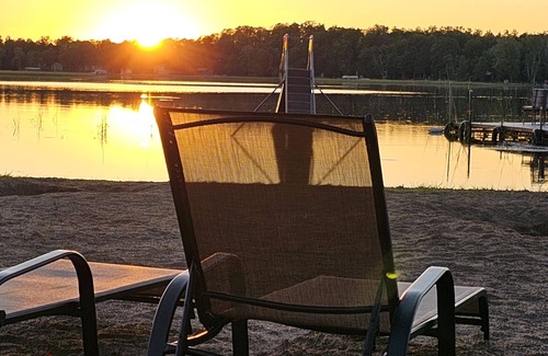Nevis Cabin | Crow Crest Lodge Resort #7 Waters Edge, Stunning Sunsets, Family Getaway