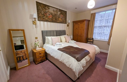Broadway Hotel | Crown and Trumpet Inn