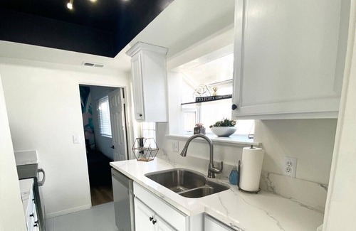 Crown Point House | Crown Point 2B Home w/Backyard 2 Blocks to Bay