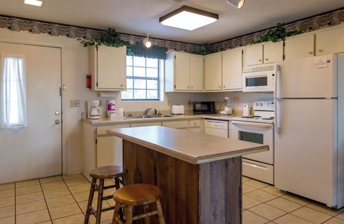 Lake Tansi Condo | Crown Resorts Lake Tansi East 2 Bedroom 1 Bath Condo w/ 1 Queen & 2 Twin Beds